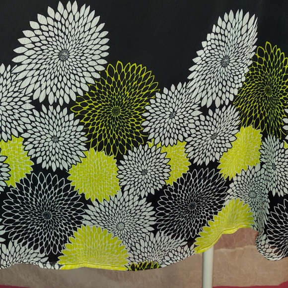 Cute Womans Tank Top with Flowers from a.n.a. in a size XS Extra Small - Picture 3 of 6